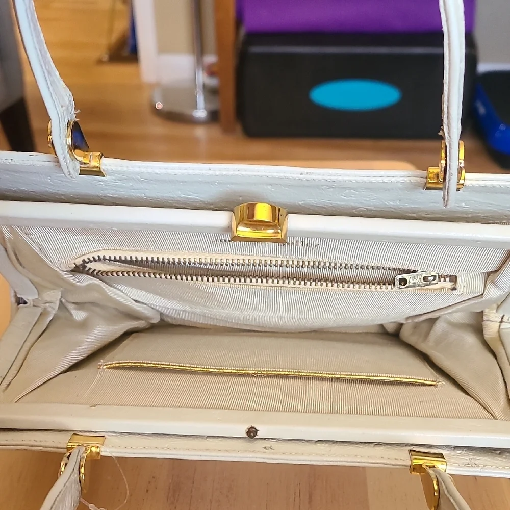 Elegant White Handbag - Picture 3 of 7